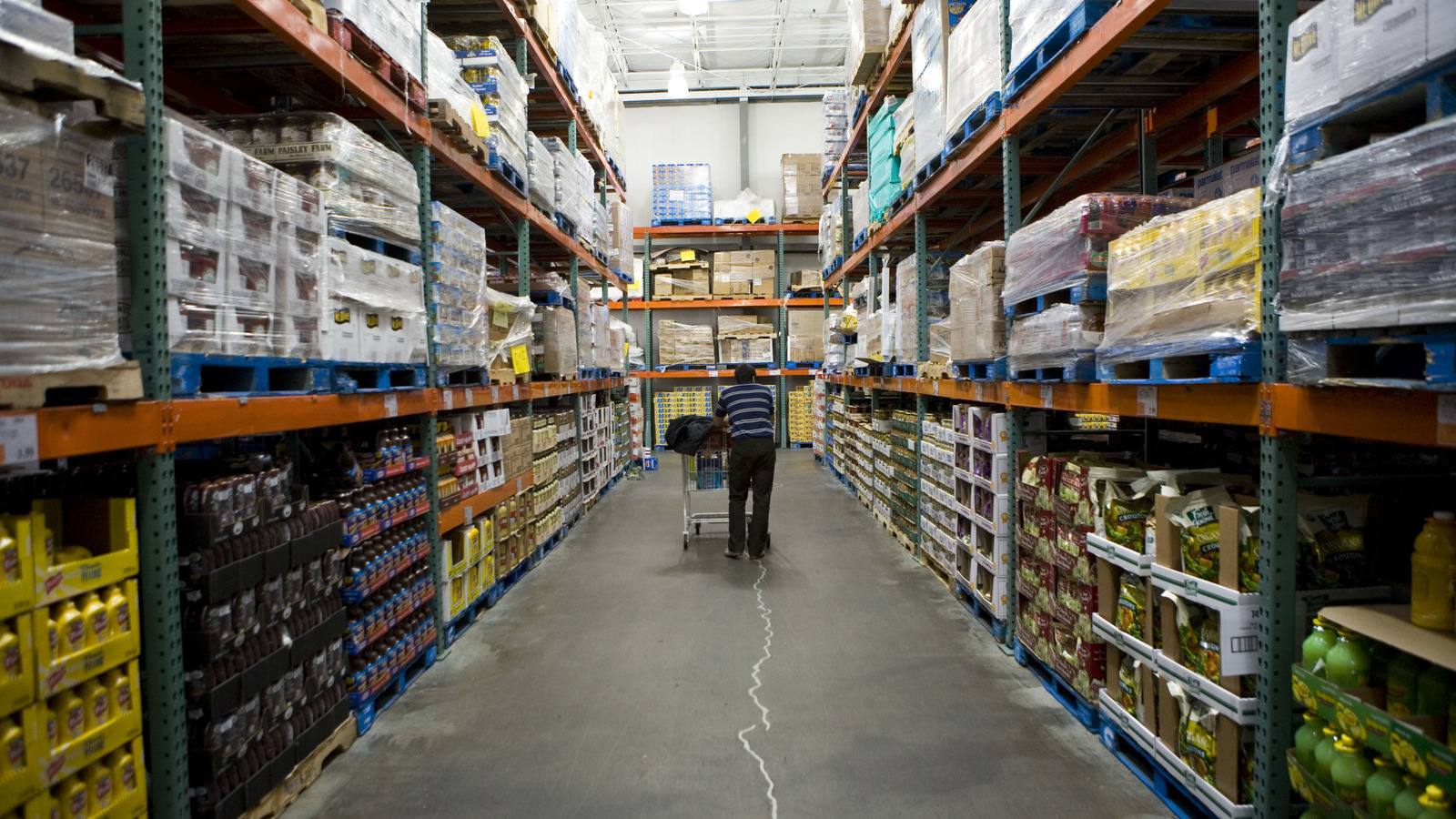 11 Celebrity Chefs Known To Love Costco
