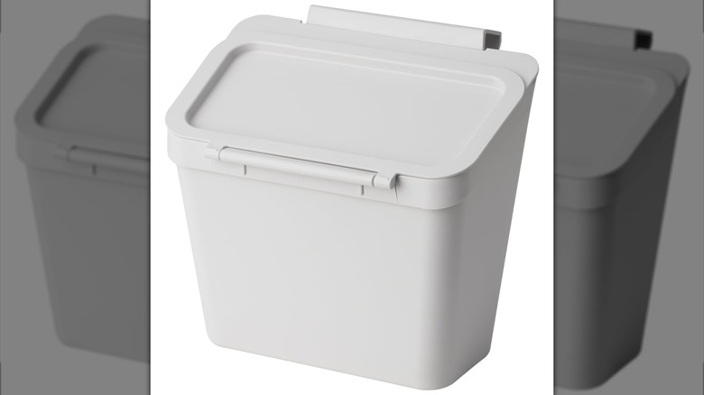 Skoläst over-door trash can