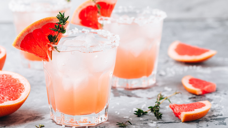 salty dog cocktail with grapefruit juice