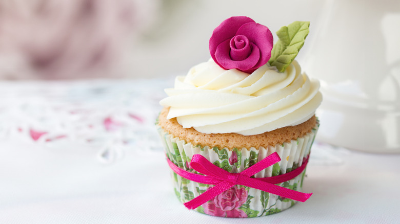 cupcake with traditional design and flower with dainty bow