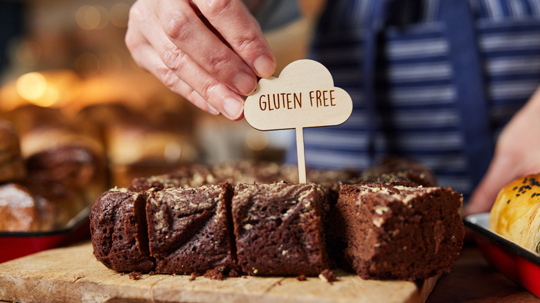 Person putting a label on a gluten free dessert