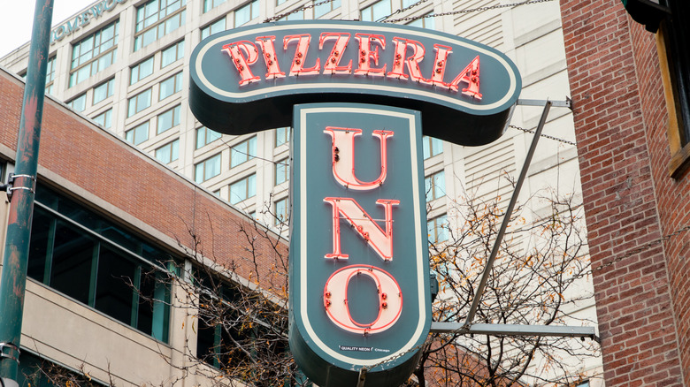 The marquee sign of a Pizzeria Uno restaurant.