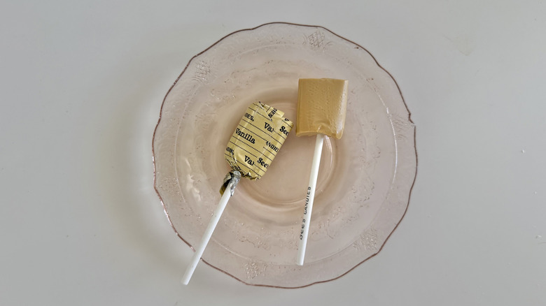 Vanilla Lollypops on a small plate