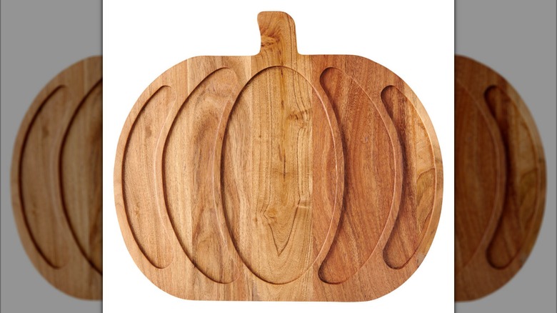 Pumpkin-shaped cutting board with five divots