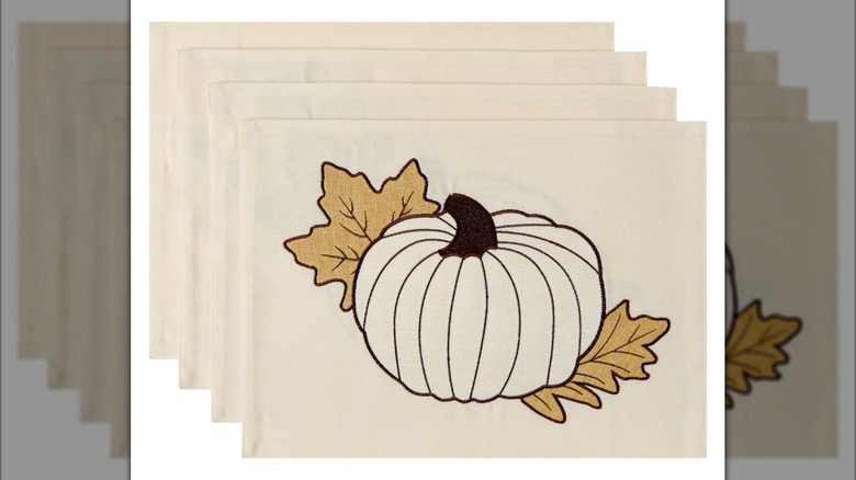 Four placemats with a pumpkin motive