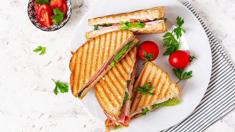 Generic sandwich on plate