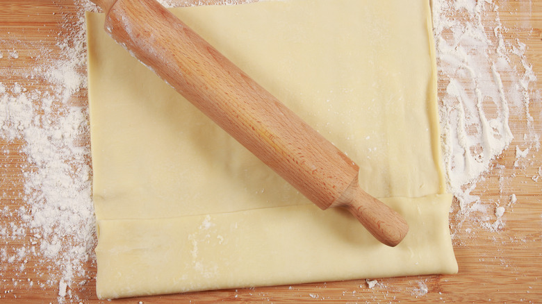 Rolling pin and puff pastry dough