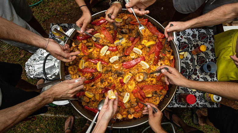 https://www.tastingtable.com/img/gallery/11-tips-you-need-for-cooking-paella/intro-1696275060.jpg