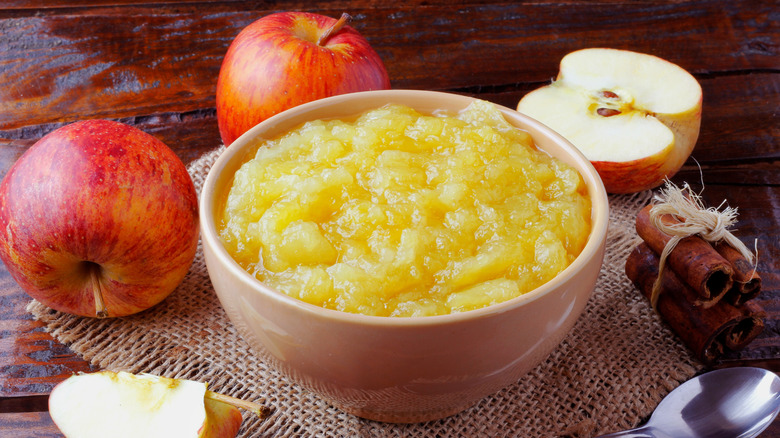 Bowl of applesauce with apples