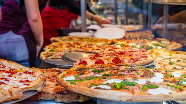 Multiple pizzas in a pizzeria display