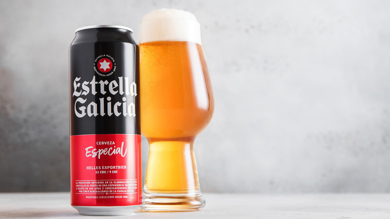 Can and poured pint of Estrella Galicia