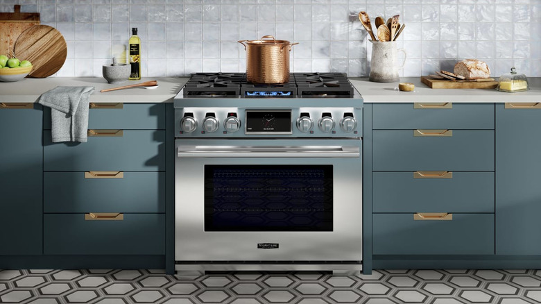 An SKS induction range in a kitchen with a copper pot sitting over the lit burner