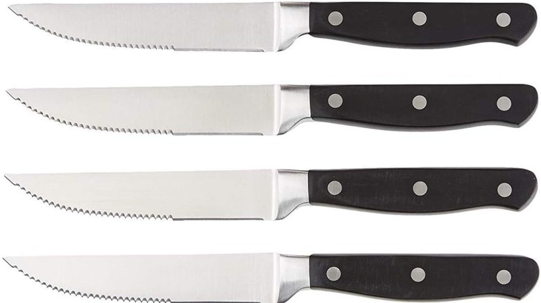 A product shot of the Amazon Basics Steak Knife Set with four shown on a plain white background