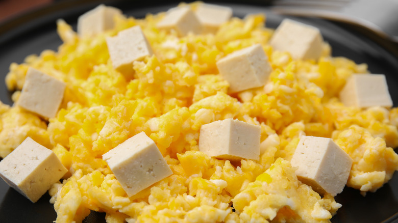Scrambled eggs with cubes of tofu