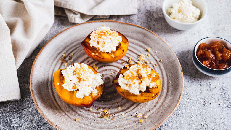 Grilled peaches stuffed with cottage cheese