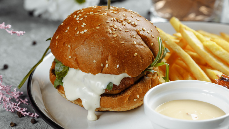 Hamburger with creamy white condiment