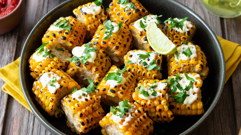 Grilled corn with white garlic sauce