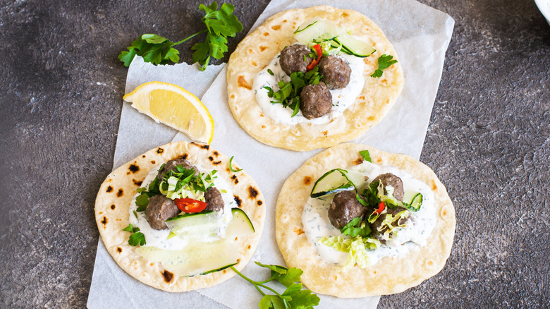 Flatbread white sauce and meatballs