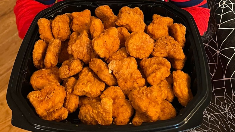 Party pack of Wendy's spicy nuggets in a black plastic bowl