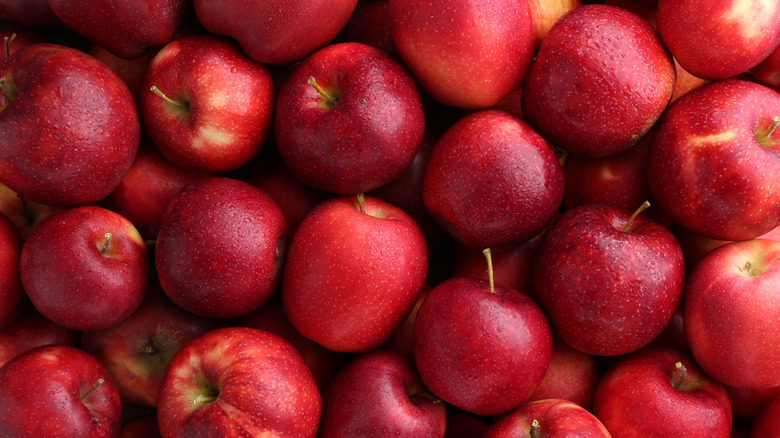 A pile of Red Delicious apples