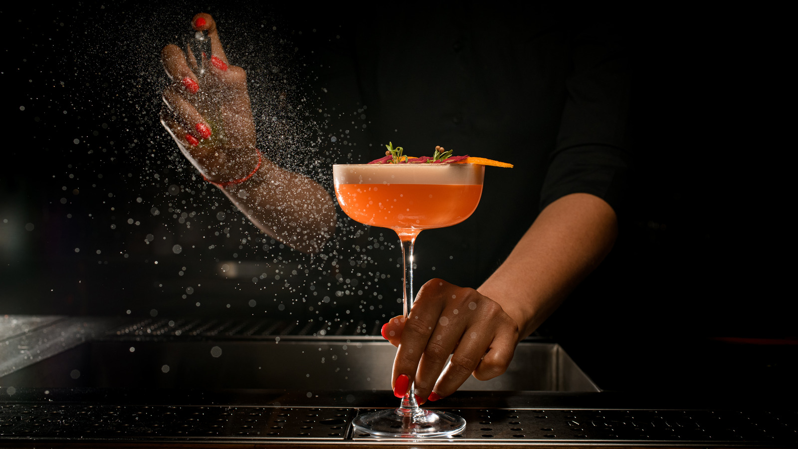 Female bartender serving cocktail — lime, liquor - Stock Photo | #164961492