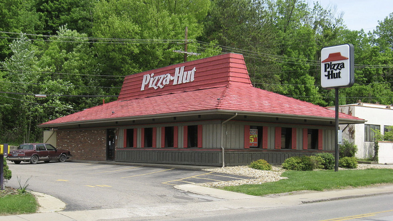 A Pizza Hut restaurant with a red roof