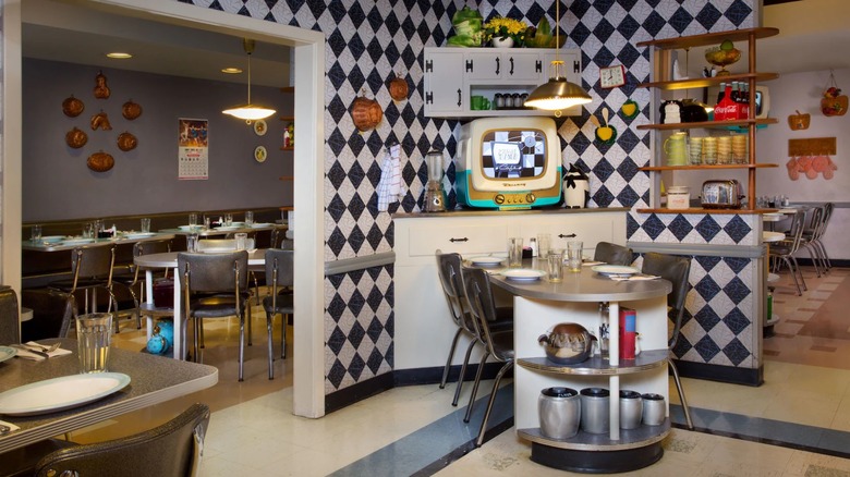 interior of 50's Prime Time Café at Hollywood Studios