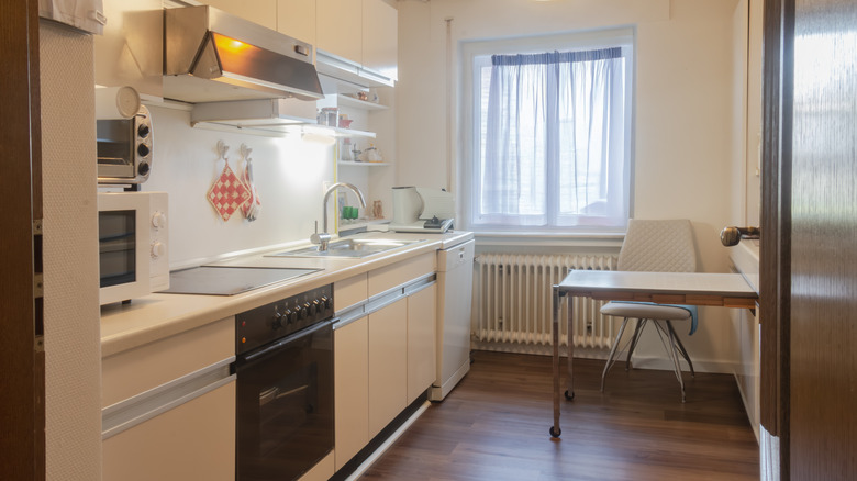 White '80s style kitchen clad in laminate