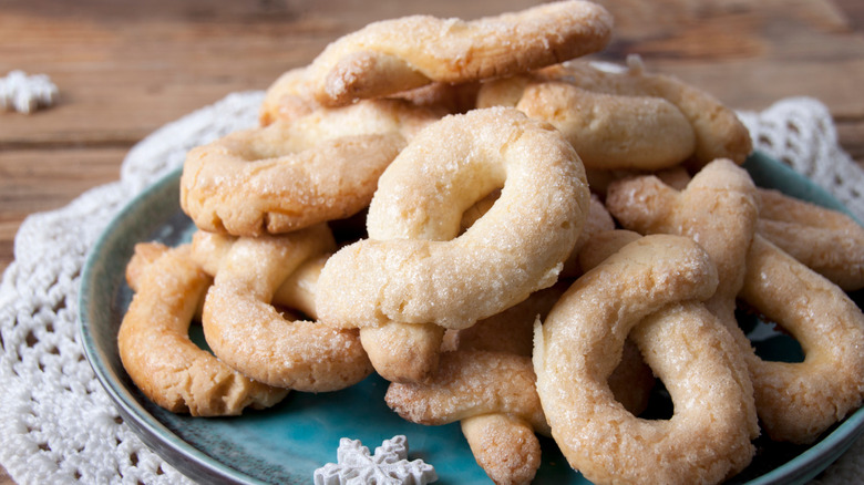 a plate of Berlinerkranser cookies