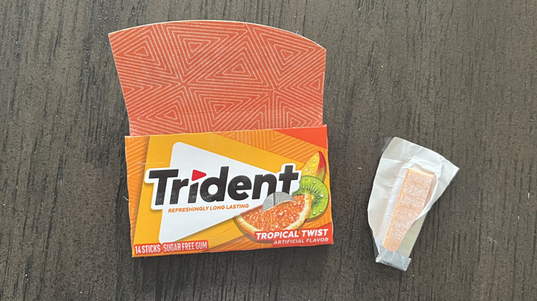 Trident Tropical Twist gum stick and pack.
