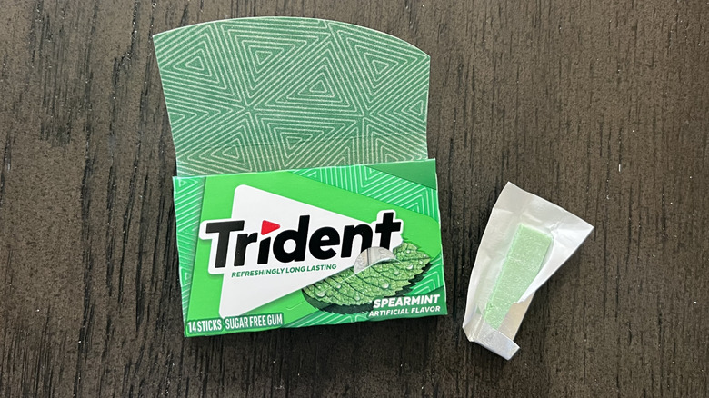 Trident spearmint gum stick and pack.