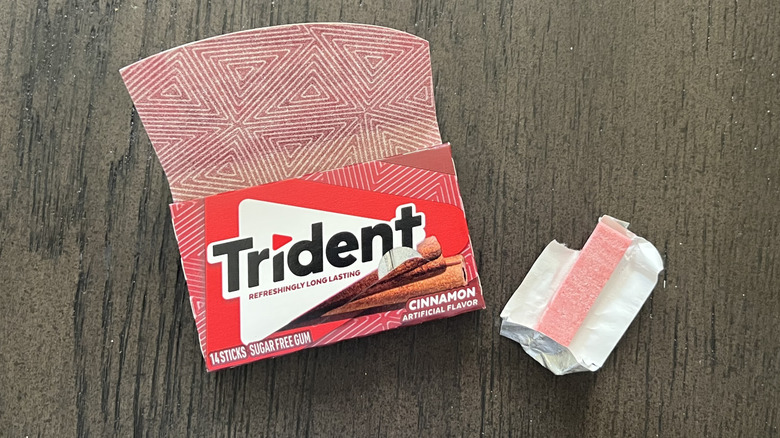 Trident cinnamon gum stick and pack.