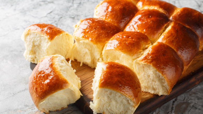 A tray of golden dinner rolls