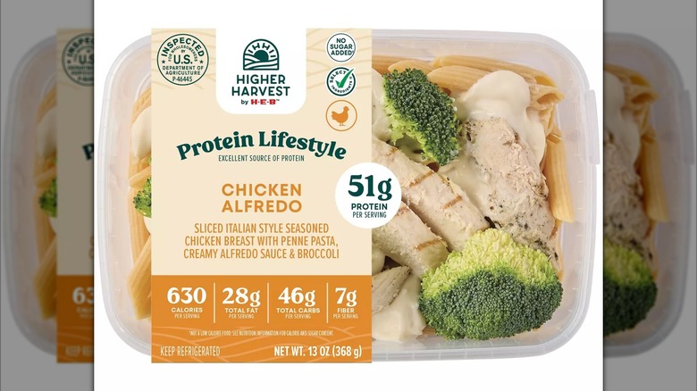 H-E-B Higher Harvest protein lifestyle chicken alfredo single serving plastic container.