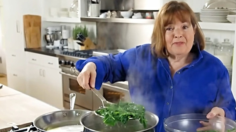 In Garten blanching broccoli on Barefoot Contessa