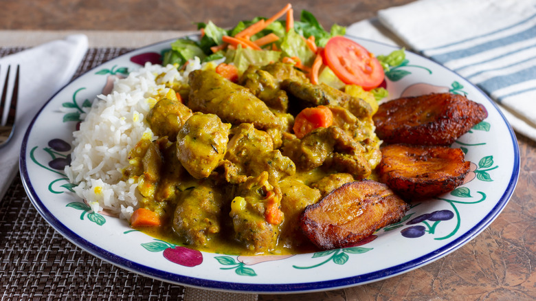 Curry chicken with plantains and rice