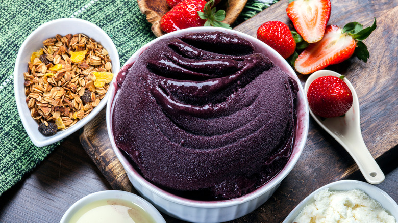Açaí with toppings on the side