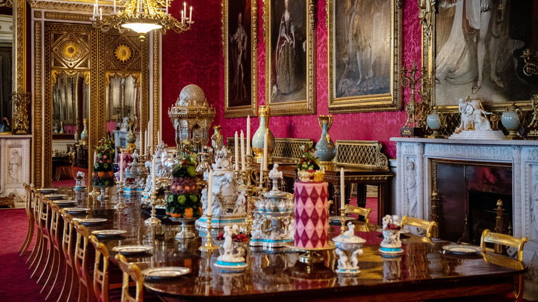 formal dining room at Buckingham palace