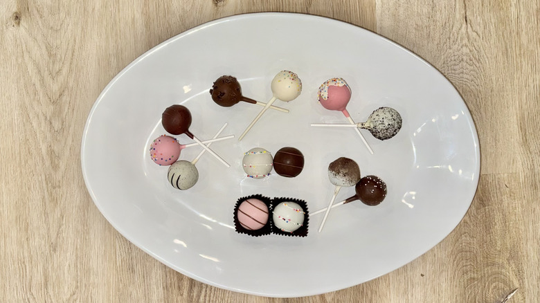 13 different flavors of grocery store cake pops.