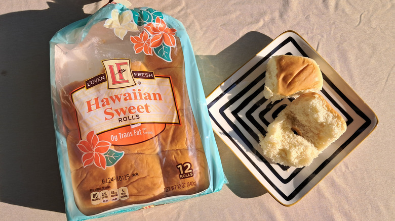dinner rolls on plate