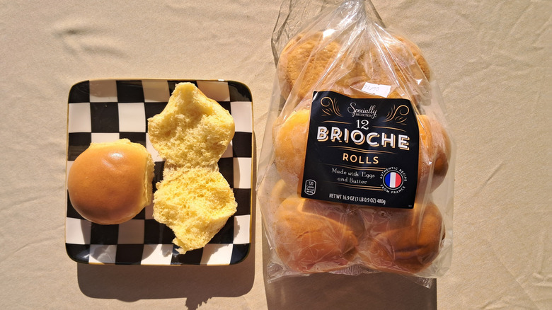Dinner rolls on plate