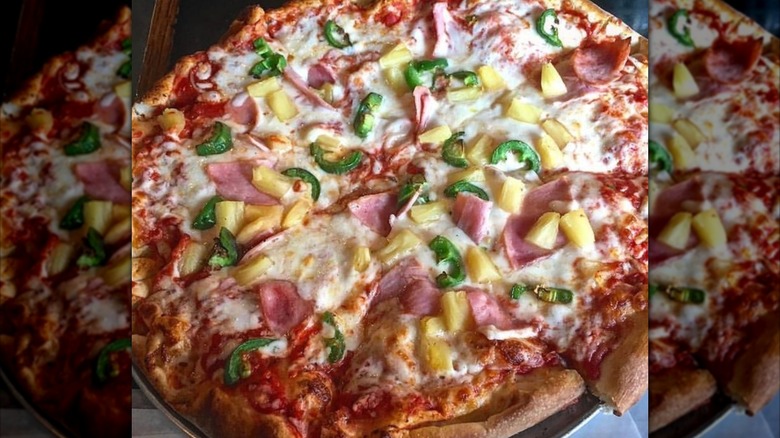Pineapple and pepper pizza