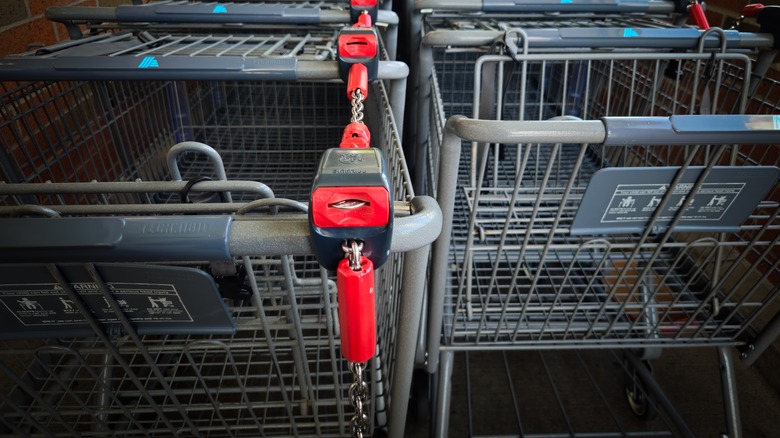 Aldi carts with place for quarter