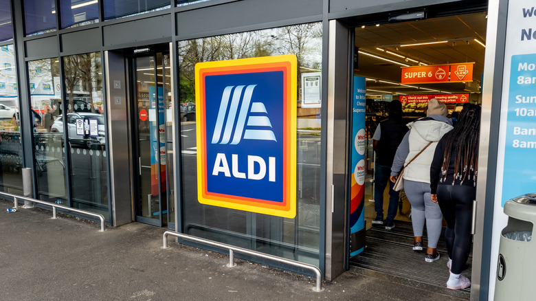 Sliding door at Aldi grocery store