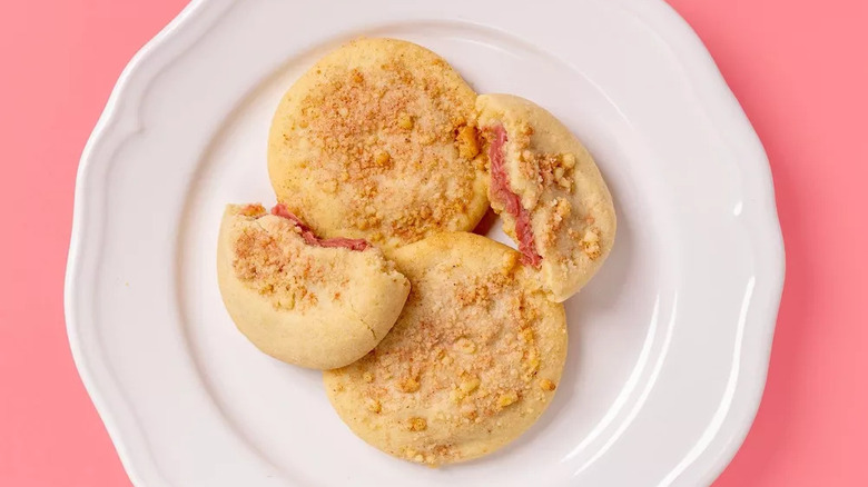 Strawberry cream-stuffed cookies