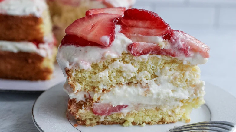 Strawberry Sponge Cake with sliced berries