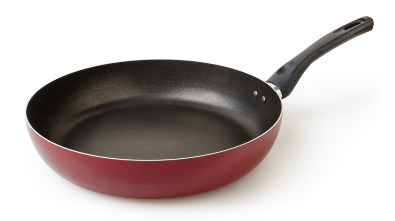Nonstick pan with rounded edges