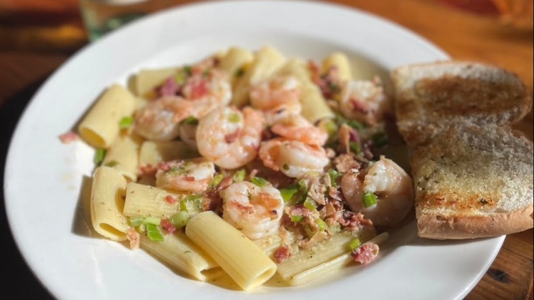 Shrimp and pasta dish with garlic bread