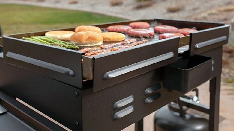 Blackstone 28-inch wind screen installed on Blackstone griddle