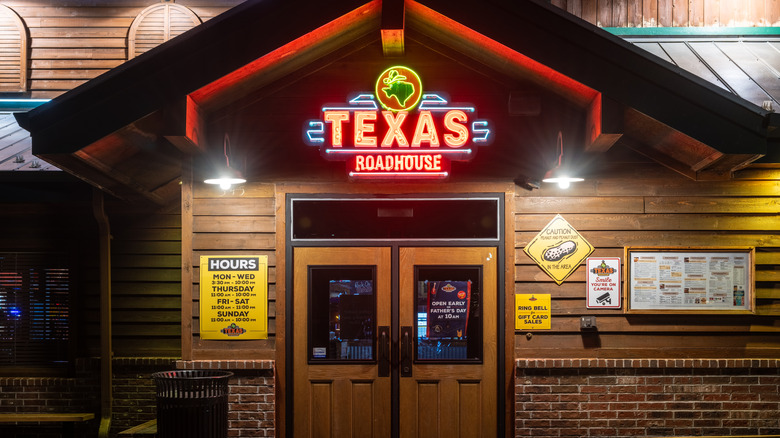 Texas Roadhouse neon sign above some doors at the entry